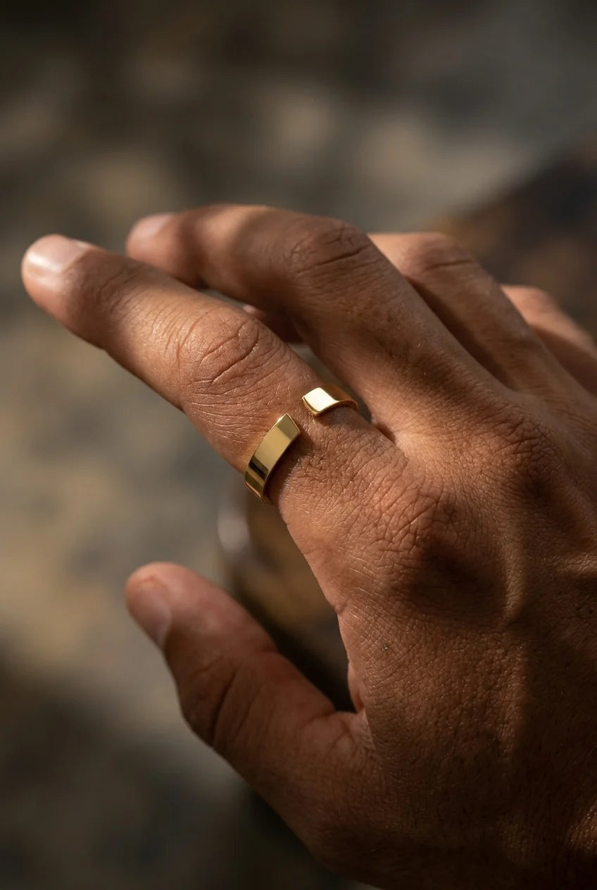 golden ring unisize on a males hand