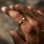 golden ring unisize on a males hand