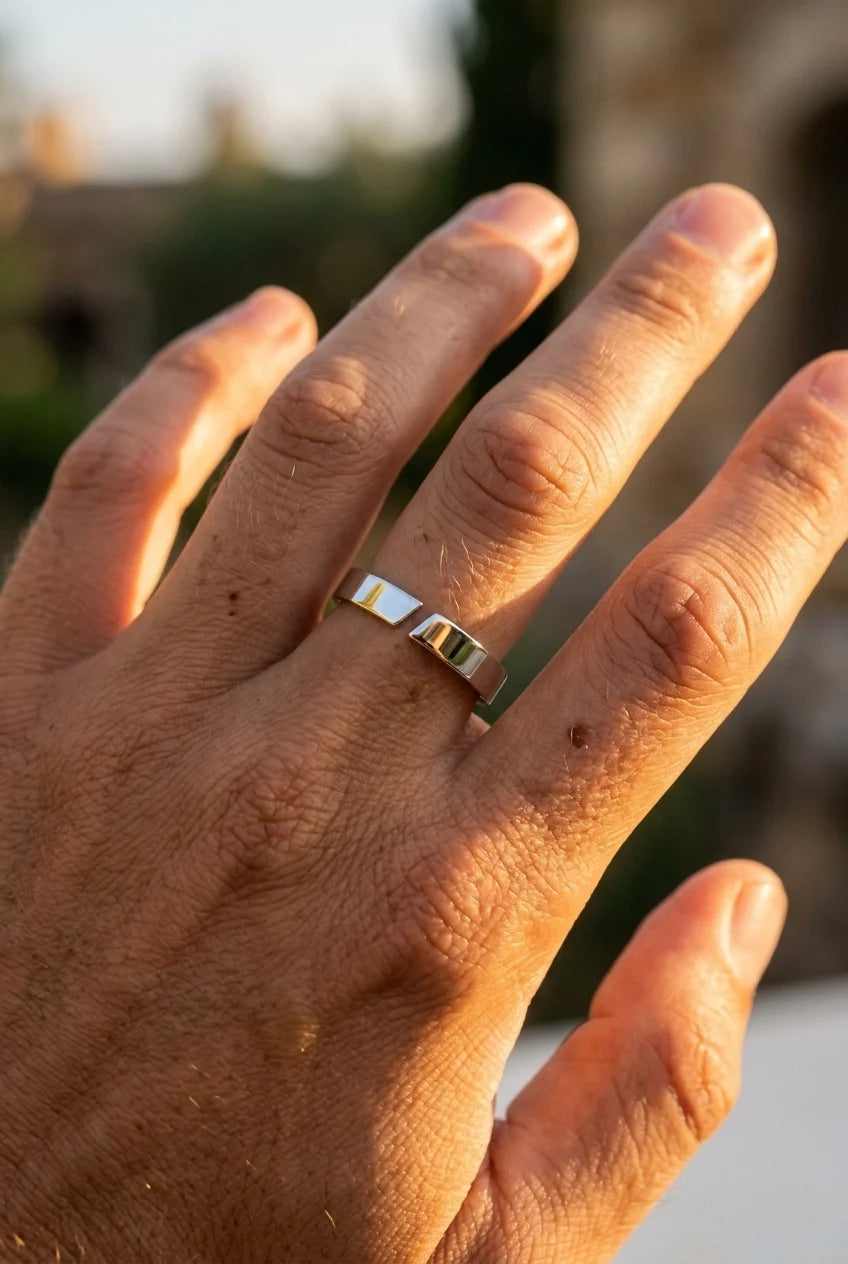 Unisize silver ring on a males hand